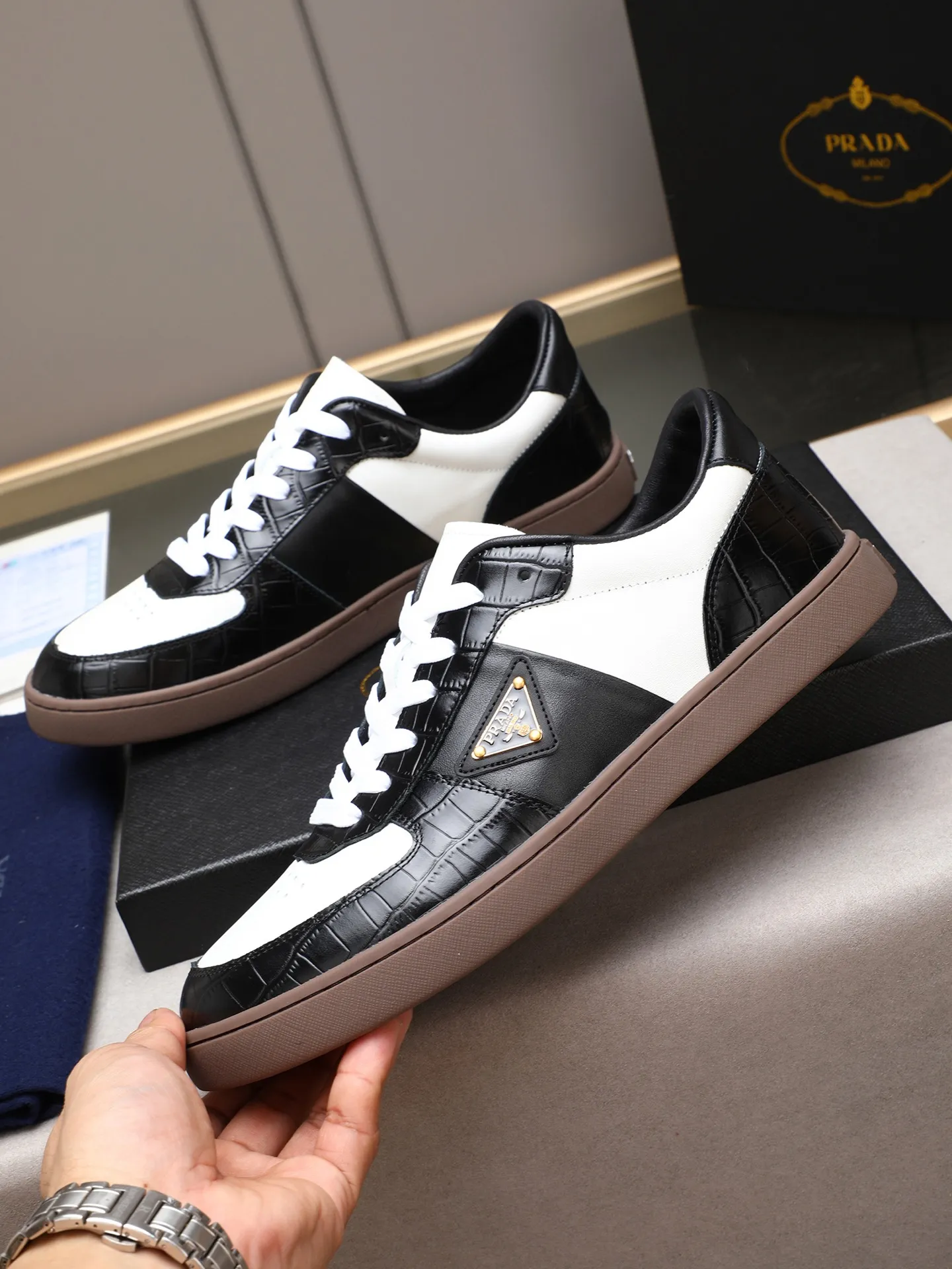 Men's shoes💰420💰 Brand: PRADA (Prada) Standard code: Men's code 38–44 (45 can be customized) Material: Original cowhide, breathable sheep lining Special outsole Style category: Men's fashionable casual sneakers Low-key luxury! Color: actual picture color